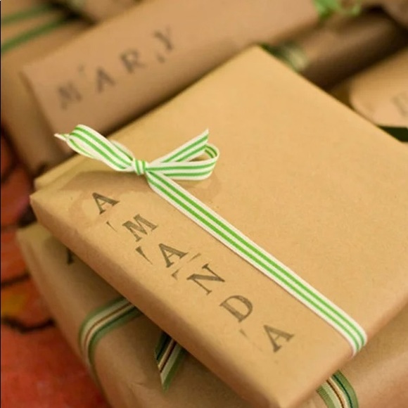 Gift wrapping - Picture 1 of 3